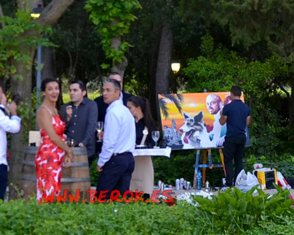 Cuadro en directo de pareja con perro durante una boda al aire libre