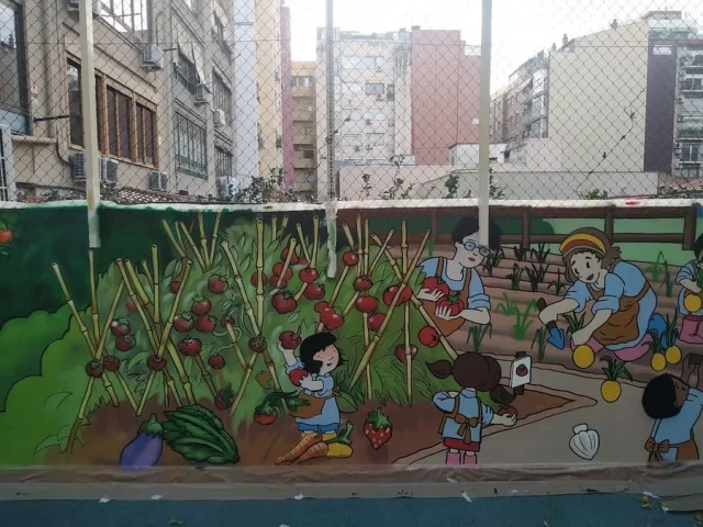Mural infantil de huerto en patio escolar Mural de huerto escolar con niños recogiendo verduras en patio de escuela.
