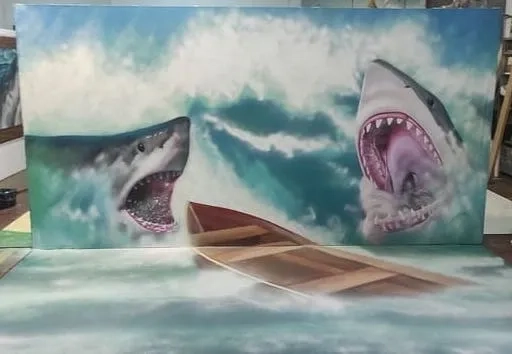 Graffiti 3D de tiburones en suelo y pared Graffiti 3D de tiburones emergiendo del mar con efecto realista