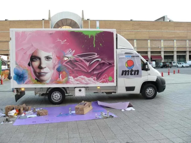 Camión decorado con arte urbano colorido Graffiti en camión con retrato femenino y colores rosados