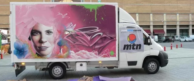 Camión decorado con arte urbano colorido Graffiti en camión con retrato femenino y colores rosados
