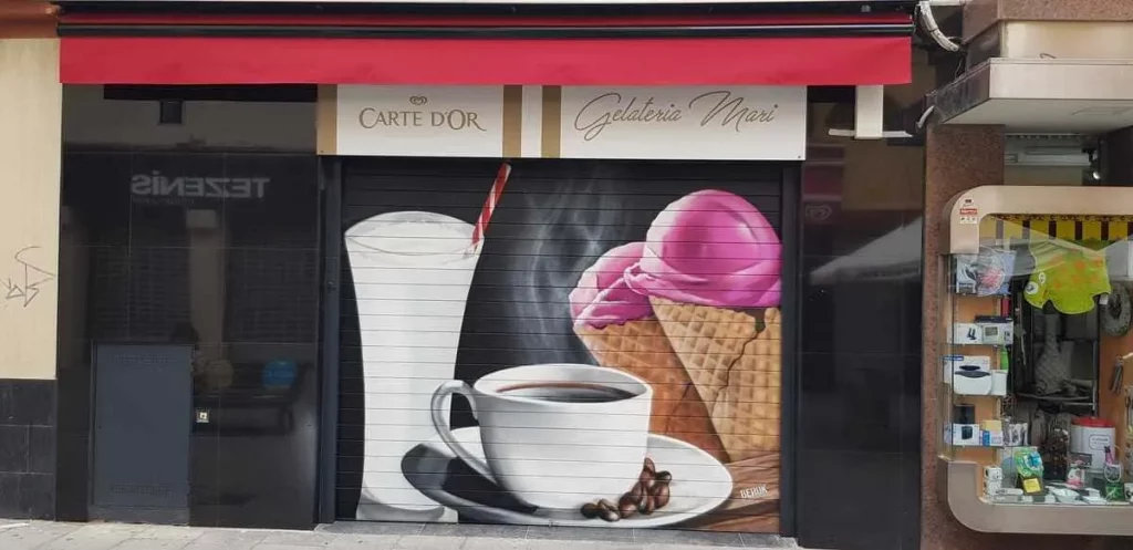 Graffiti realista en persiana de heladería con helados, vaso de horchata y café