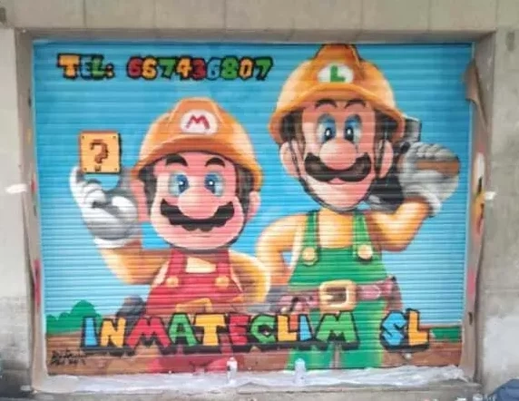 Persiana decorada con personajes de videojuegos estilo obra Persiana comercial pintada con personajes tipo Mario y Luigi estilo constructor