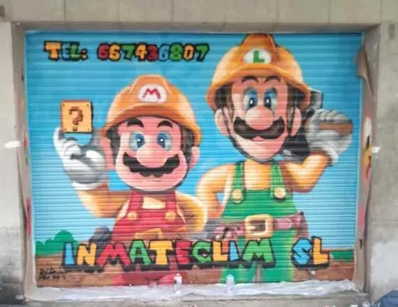 Persiana comercial pintada con personajes tipo Mario y Luigi estilo constructor