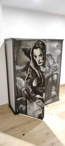 Mural El Cuervo en armario decorativo estilo gótico Mural en mueble con personaje oscuro inspirado en El Cuervo en blanco y negro