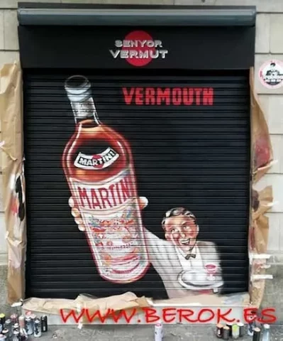 Persiana comercial decorada con temática de vermut Persiana con botella de vermut y personaje ilustrado en estilo retro