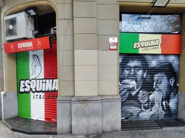 Graffiti en persiana de restaurante italiano Esquina Italiana Graffiti en persiana de restaurante italiano Esquina Italiana con colores napolitanos
