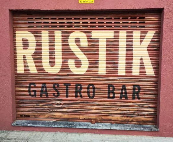 Graffiti comercial en persiana de gastro bar. Graffiti en persiana metálica de restaurante Rustik Gastro Bar.