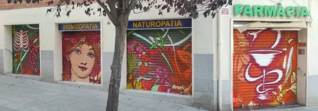 Graffiti en persianas de farmacia Sant Andreu Graffiti decorativo en persianas de farmacia en Sant Andreu con estilo artístico