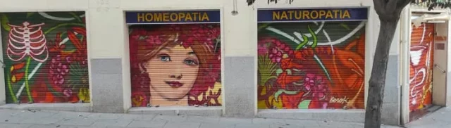 Graffiti en persianas de homeopatía y naturopatía Graffiti en persianas de homeopatía y naturopatía con ilustraciones naturales