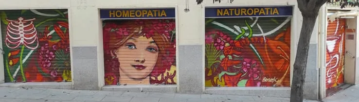Graffiti en persianas de homeopatía y naturopatía con ilustraciones naturales