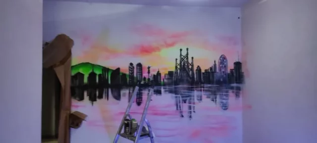 Mural skyline de Barcelona al atardecer con reflejo en el agua Mural skyline de Barcelona con Sagrada Familia y edificios en colores flúor