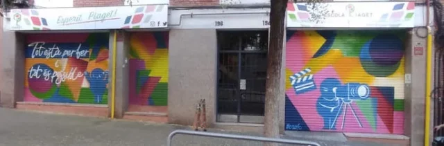 Murales escolares pintados en persianas en Barcelona Murales artísticos en persianas de escuela en Barcelona con ilustraciones creativas