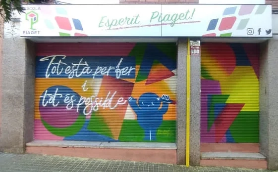 Graffitis en persianas escolares Escola Piaget Graffitis coloridos en persianas de la Escola Piaget con ilustraciones educativas