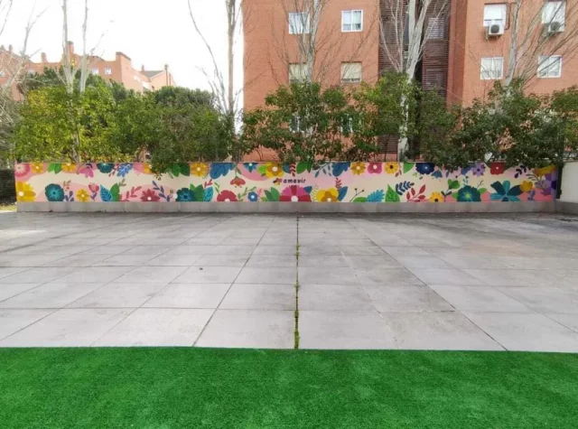 Mural floral para patios exteriores en Madrid Mural exterior con flores coloridas en residencia de mayores de Madrid
