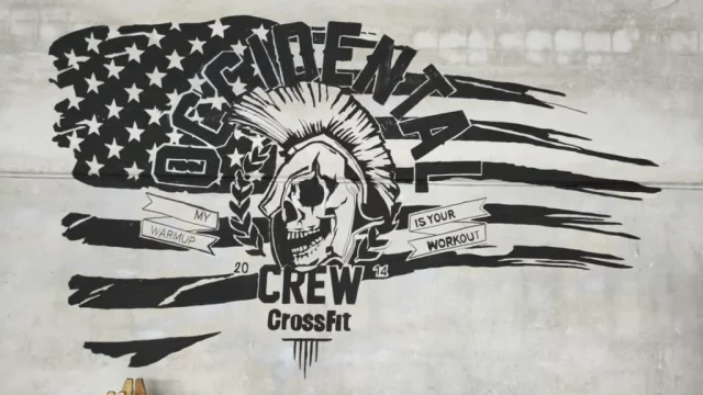 Mural motivacional CrossFit Occidental Crew Mural de gimnasio CrossFit con calavera espartana y bandera desgarrada