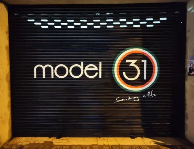 Rotulación graffiti en persiana de comercio. Graffiti de logotipo Model 31 en persiana metálica negra.