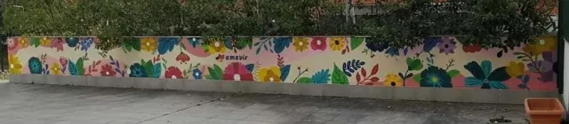 Mural floral decorativo para residencia de mayores Mural floral exterior en residencia con flores grandes y colores vivos