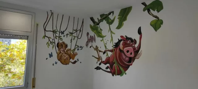 Mural Hakuna Matata con Simba Timón y Pumba para habitación infantil Mural infantil de Simba, Timón y Pumba columpiándose entre lianas