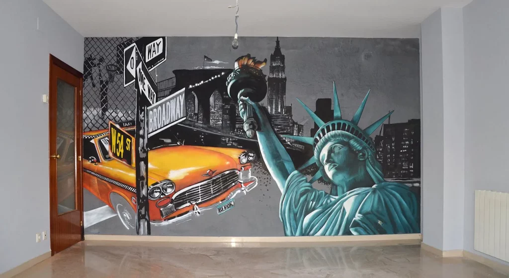 Mural interior urbano con taxi amarillo de Nueva York y Estatua de la Libertad