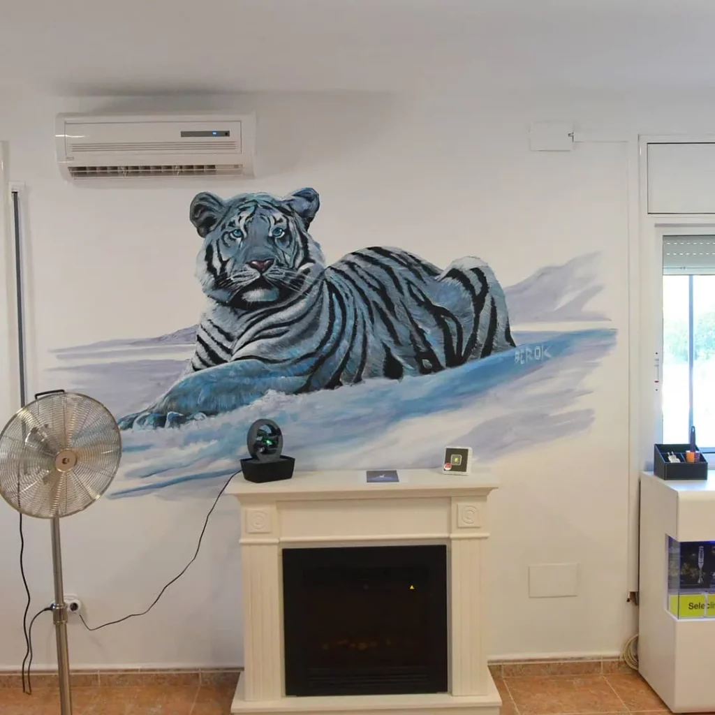 Mural interior de tigre blanco pintado a mano en salón moderno