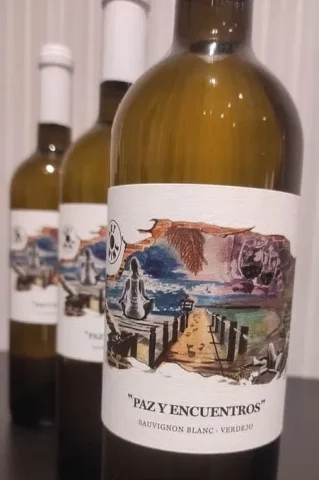 Etiqueta de vino blanco con ilustración artística de pasarela de madera junto al mar y figuras humanas