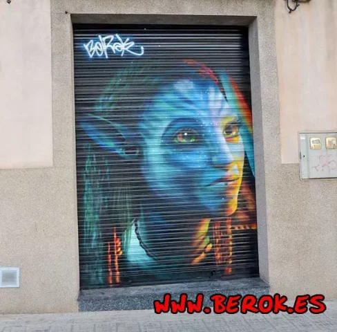 Graffiti de Neytiri Avatar pintado en persiana metálica con estilo realista