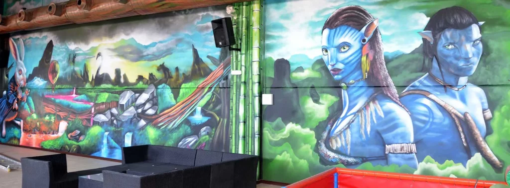 Graffiti mural Avatar con Neytiri y Jake Sully en Pandora