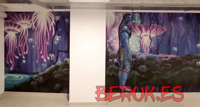 Graffiti mural Avatar en Pandora con selva y atmósfera nocturna
