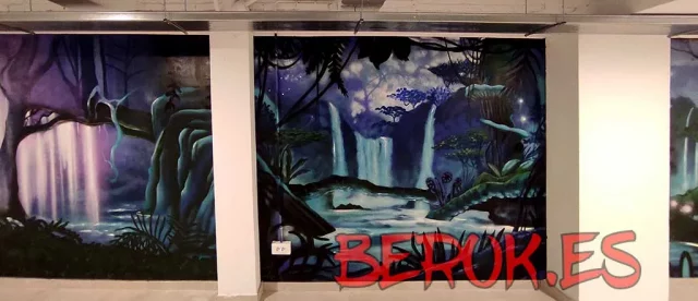 Graffiti mural paisaje del planeta Pandora con cascadas y selva