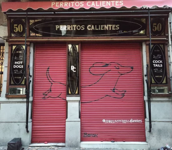 Graffiti de perro salchicha en persiana de frankfurt en Barcelona