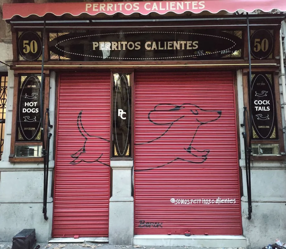 Graffiti de perro salchicha en persiana de frankfurt en Barcelona