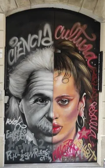 Graffiti mural mitad Rosalía en color y mitad Einstein en blanco y negro que representa cultura y ciencia en una residencia universitaria.