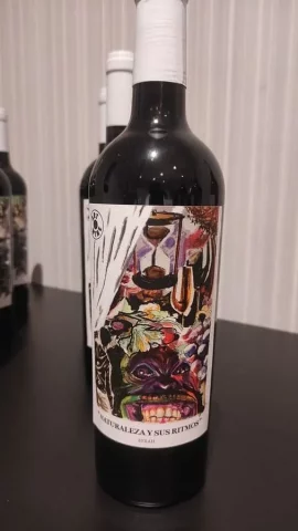 Etiqueta de vino con ilustración artística de reloj de arena y elementos naturales