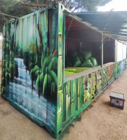Graffiti mural de naturaleza en contenedor marítimo con selva y agua pintado a mano en Barcelona