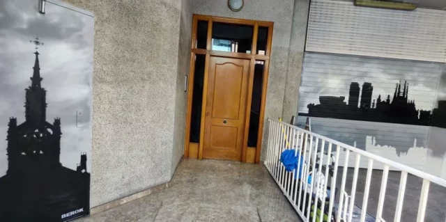 Mural urbano del skyline de Barcelona en parking Pintura mural del skyline de Barcelona en puertas de parking con arte urbano