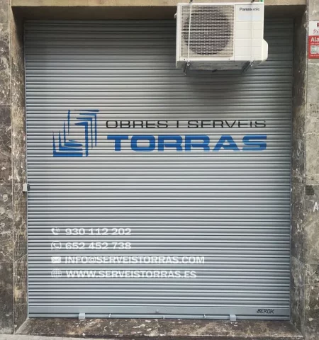 Graffiti de rotulación profesional en persiana metálica de empresa en Barcelona