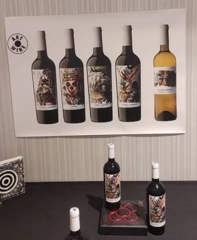 Colección de botellas de vino Solmar Art Wine con etiquetas ilustradas artísticas