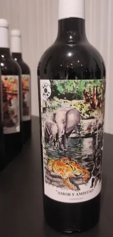 Etiqueta de vino con ilustración artística de elefantes y leopardo en entorno natural