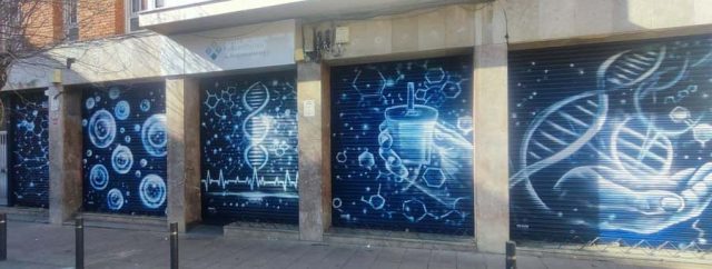 Graffiti persianas metálicas azules con ADN, moléculas y diseño científico luminoso