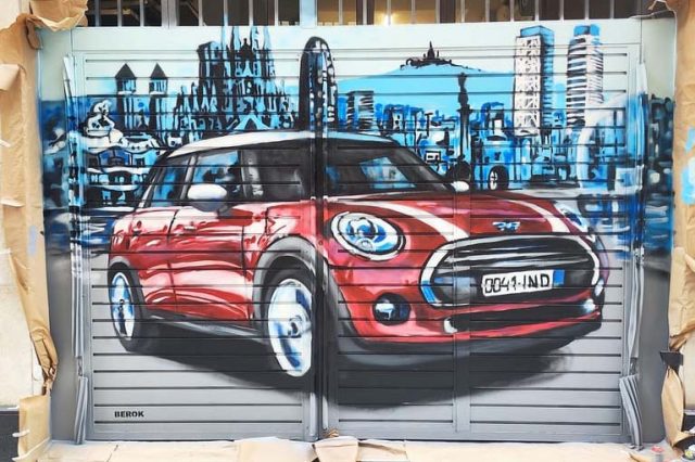Graffiti parking Barcelona coche Mini rojo con skyline urbano azul