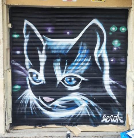 Graffiti persiana gato negro Barcelona realista decoración urbana Graffiti persiana gato negro Barcelona arte urbano realista ojos azules