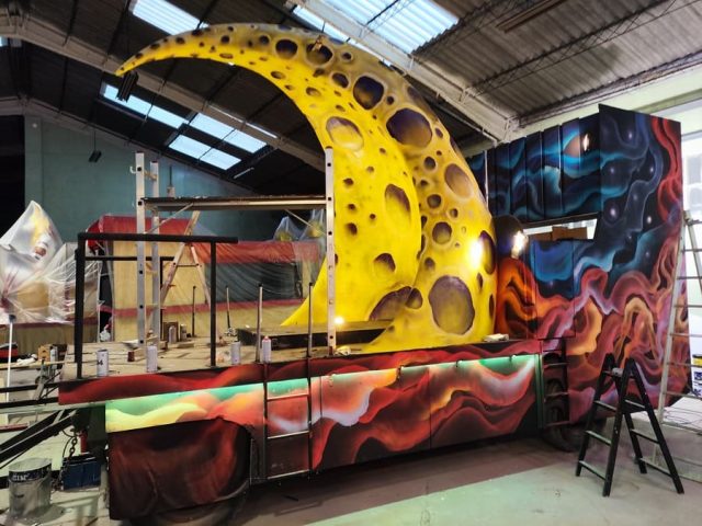 Mural carroza carnaval luna universo luces decoración escenográfica