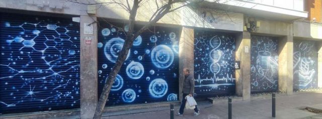 Mural decoración persianas azules Barcelona con ADN y biotecnología