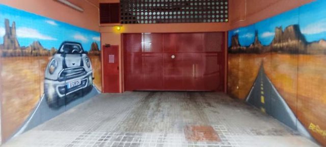 Pintura mural paredes parking Barcelona con desierto Arizona y carretera infinita