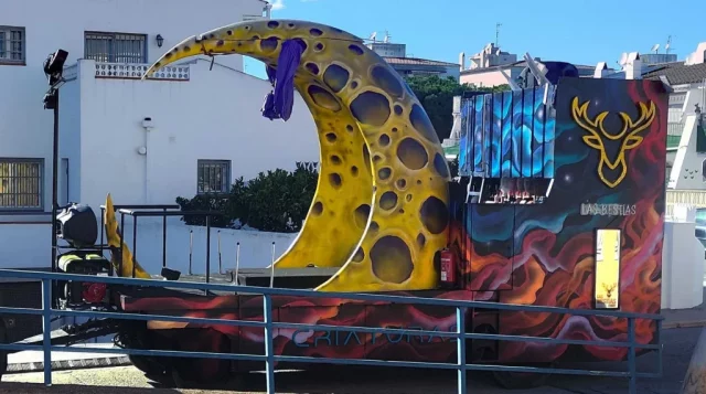 Carroza oficial Carnaval Cunit luna espacial con pintura mural graffiti y decoración arte urbano.