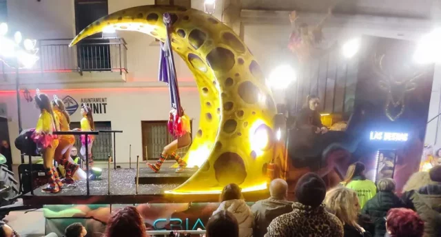 Mejor carroza carnaval Cunit con luna gigante y columpio decorada con graffiti y pintura mural artística.