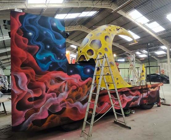 Graffiti mural decoración carroza carnaval Sitges luna y universo Graffiti mural decoración carroza carnaval Sitges luna gigante galaxia