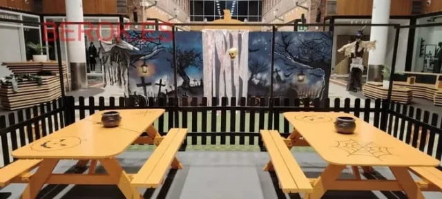 Pintura mural de laberinto de Halloween con bruja y cementerio en Artea Bilbao, graffiti profesional en el País Vasco.