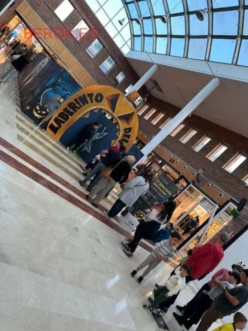 Entrada decorativa “El Laberinto del Terror” con pintura mural artística en Bilbao, evento temático en País Vasco.